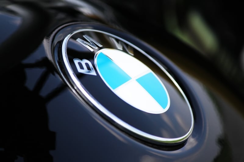 航空機のプロペラをイメージしたとも言われるBMWのエンブレム