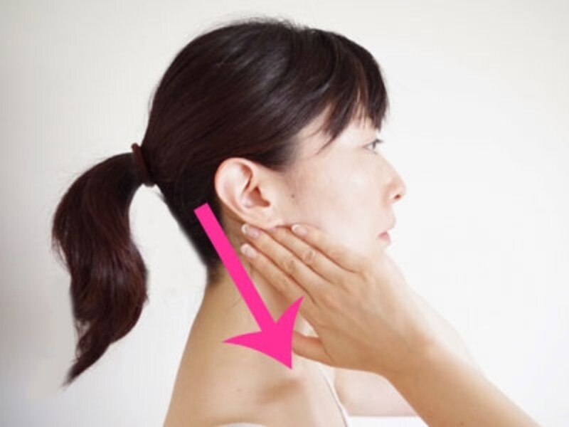 耳の後ろから鎖骨までさする