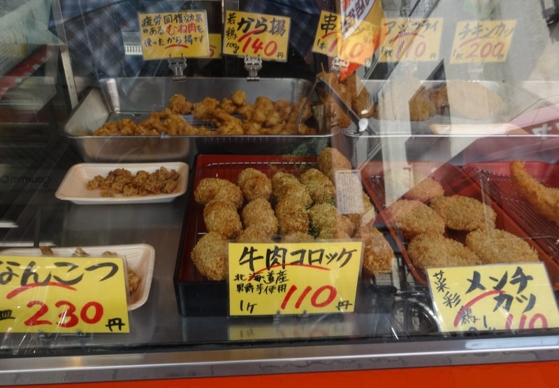 鳥肉、鳥料理、煮物、焼き物、炒め物、揚げ物など５０種類以上のメニューがある