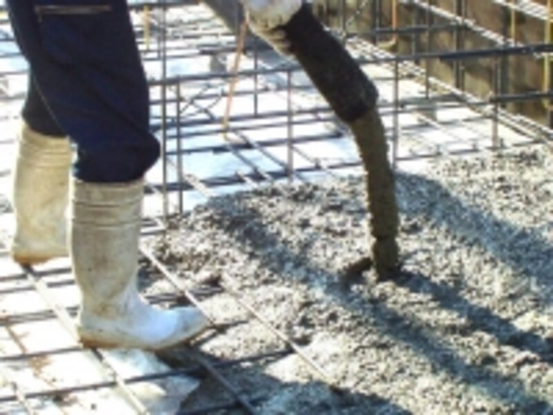 生コンの流し込み風景