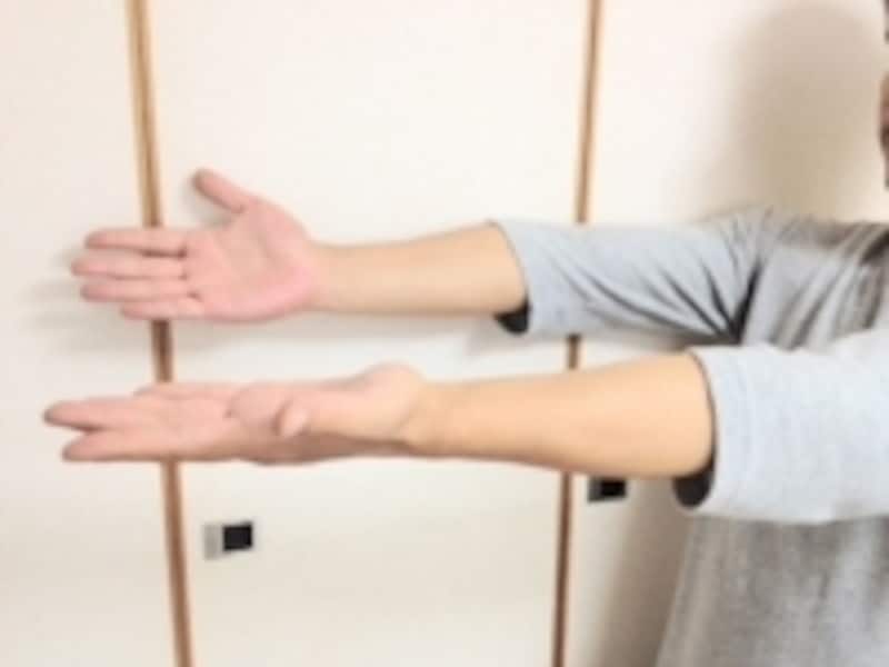 肩関節やヒジの関節の状態が腕の筋肉に影響を及ぼすことがあります