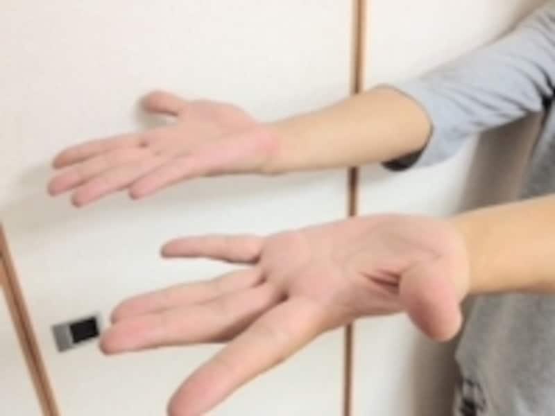 しっかりと指を伸ばすとツッパリ感や痛みを感じる場合もあります