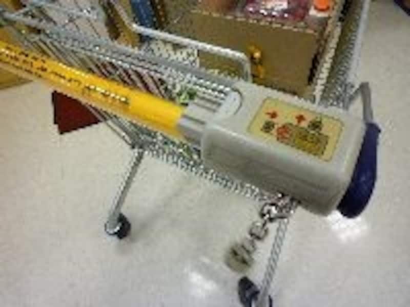 カートのカラーもやっぱり黄色！ カートは鎖でつながっているので、1000コインを投入してください。利用後は戻ってきます