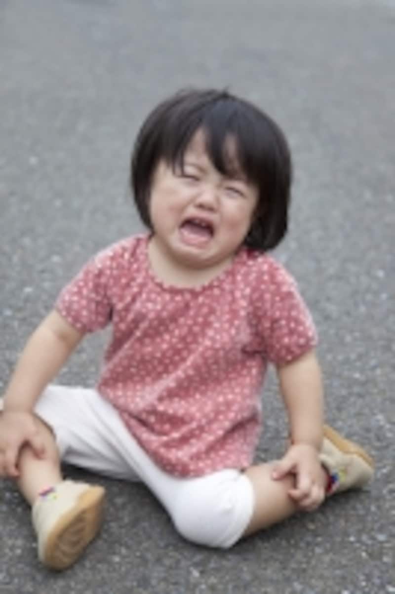 道端で座り込む子