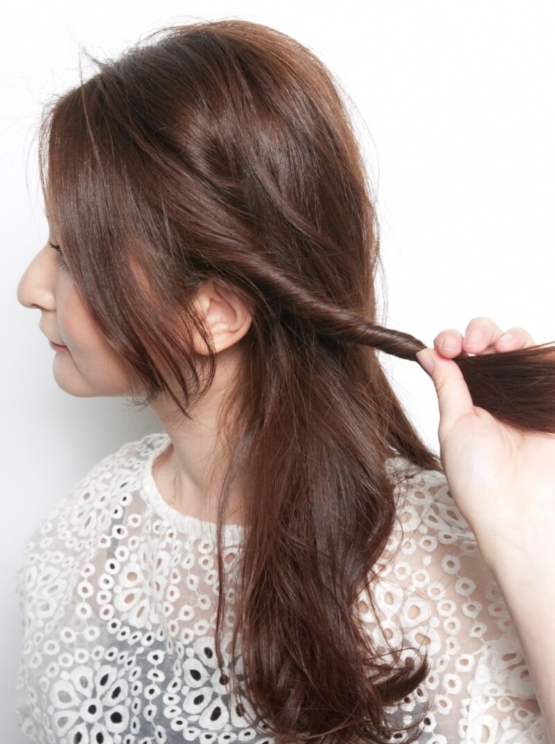 できるだけ手を後ろに向けてねじる