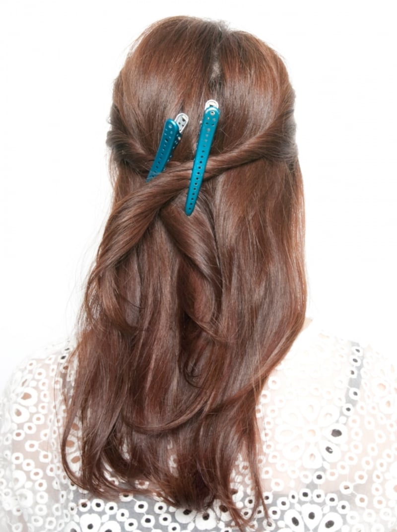 1つ目のねじりの近くでとめる