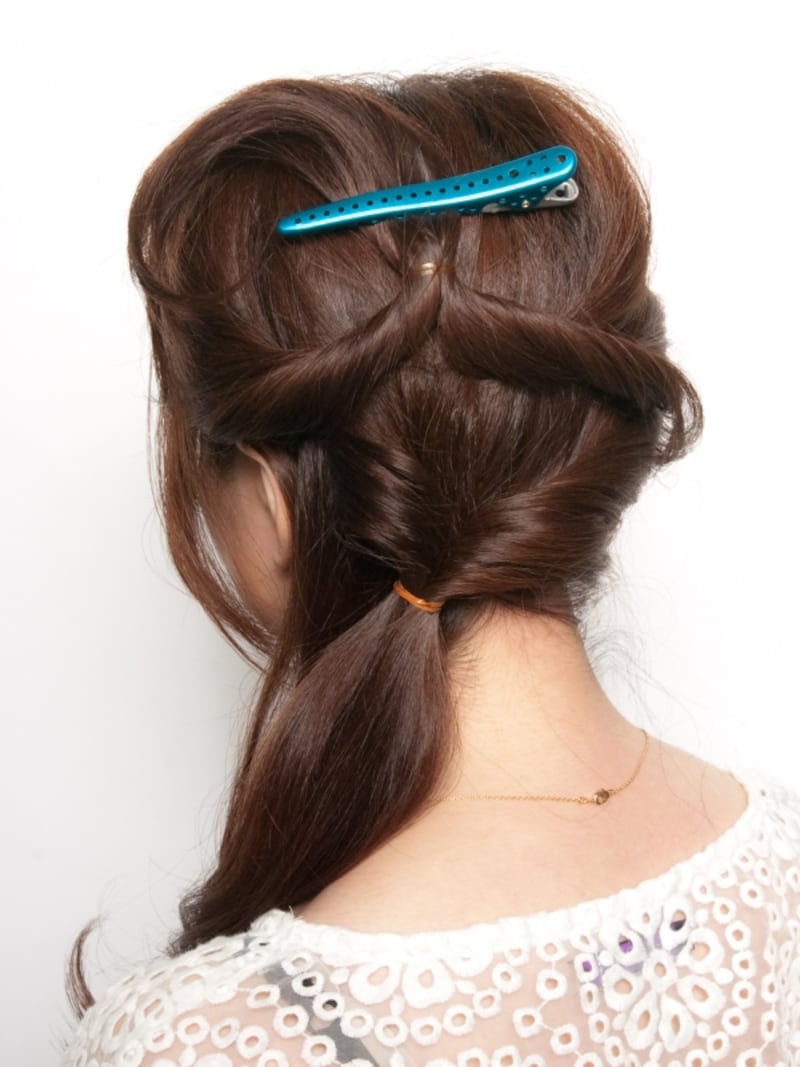 上と同様に両サイドからねじって結ぶ