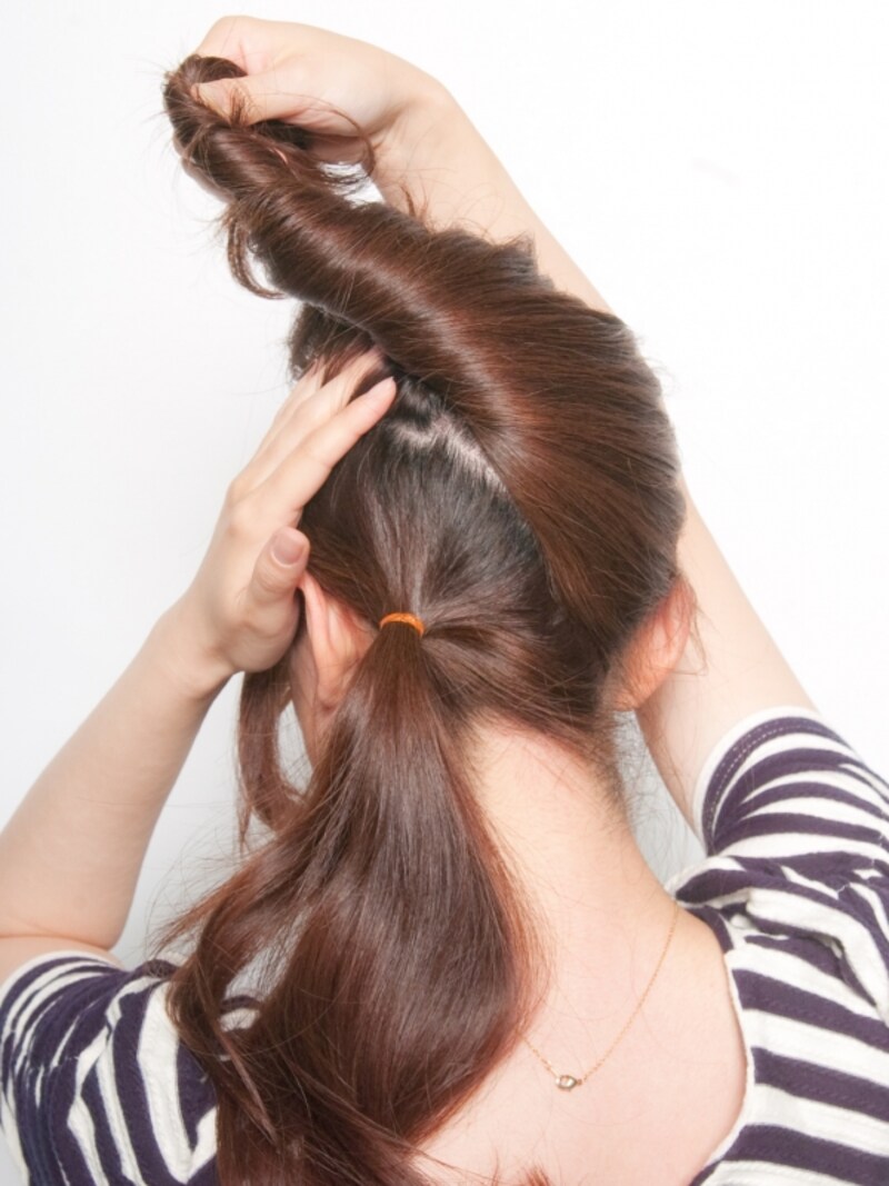 根元から徐々にスライドさせてねじる