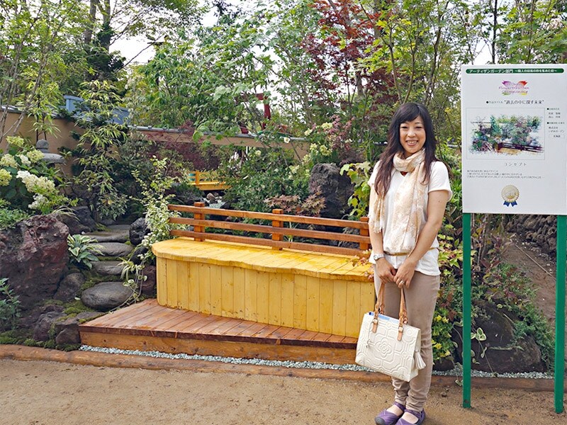 受賞作をバックに、出展者の森山玲実さん