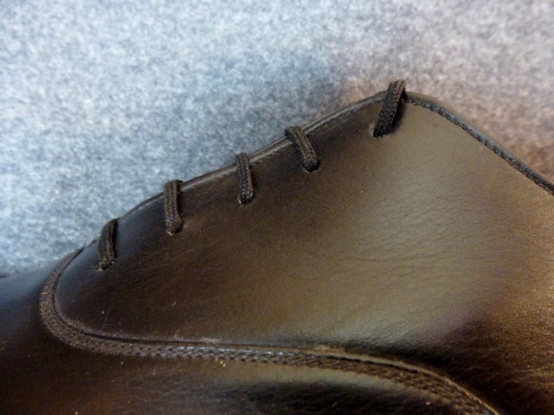 鳩目の下に縫い目が無い！