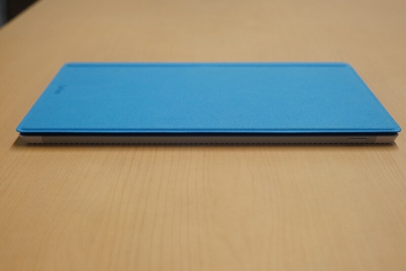 タイプカバーキーボードを付けていない状態では、厚さが0.91cm、重さが798g。