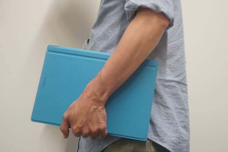 タイプカバーを付けた状態で、持ち歩きがしやすいです。