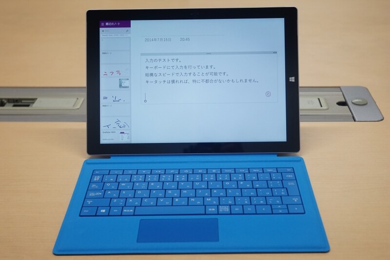 タイプカバーキーボードは、タッチが浅めですが、慣れれば、通常のノートPCと同じように入力可能です。