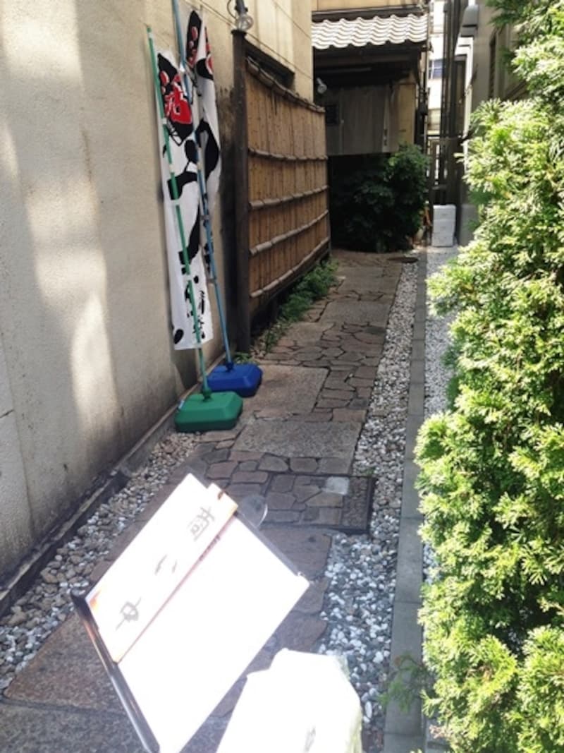 石畳が印象的な同店へのエンストランス