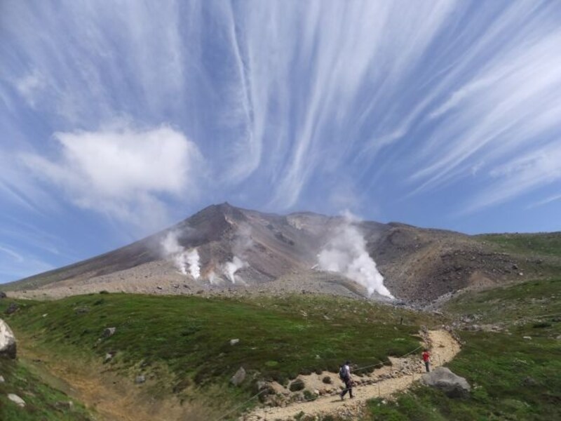 噴気孔へ向かう道から眺める旭岳