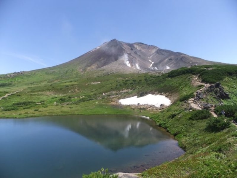 旭岳が水面に映り込む鏡池