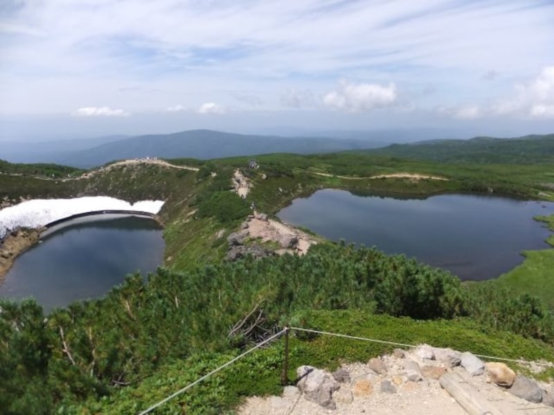 第四展望台から眺める夫婦池／擂鉢池（すりばちいけ）と鏡池