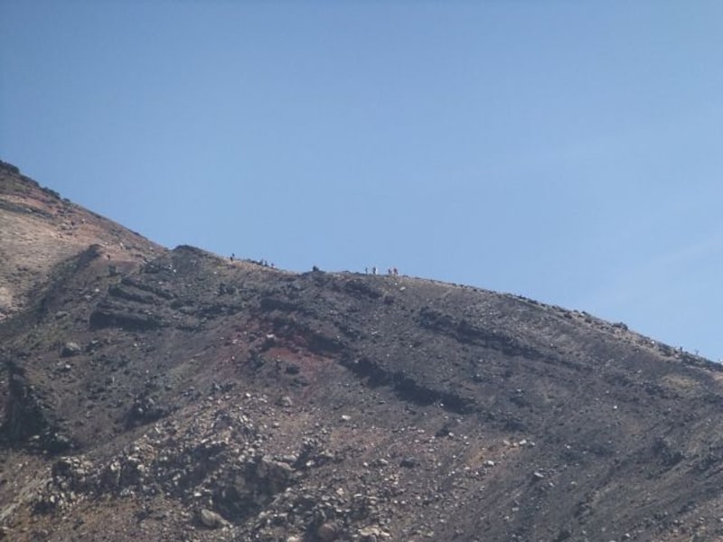 旭岳への稜線を登山者が登り下りする様子