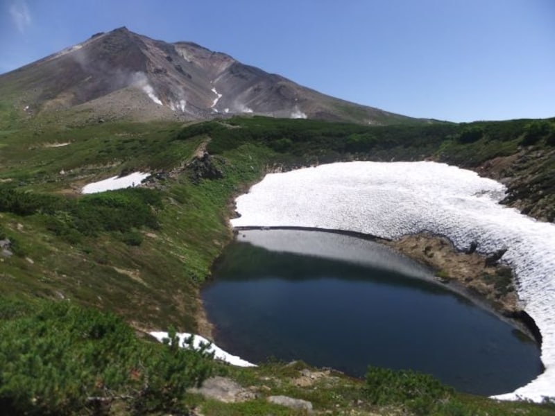 第三展望台から眺める旭岳と擂鉢池（すりばちいけ）