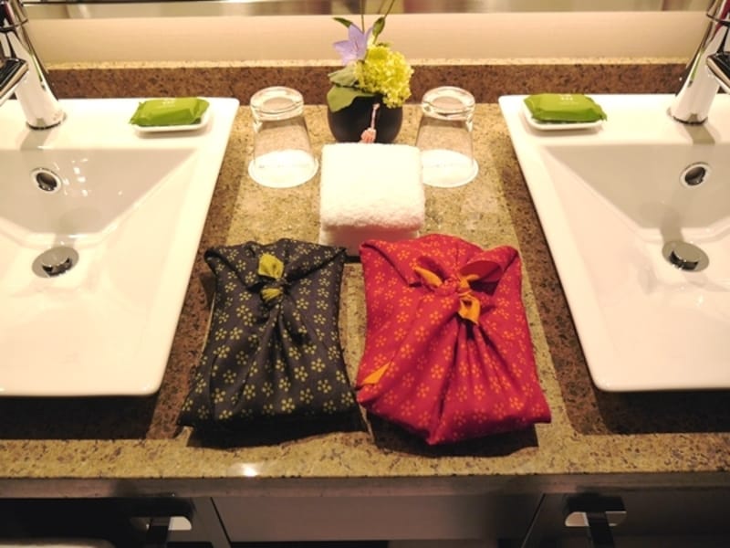 風呂敷で包まれたアメニティ