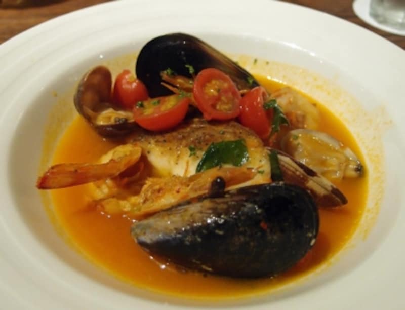 本日の魚介のスープ仕立てundefinedトマト、サフラン風味