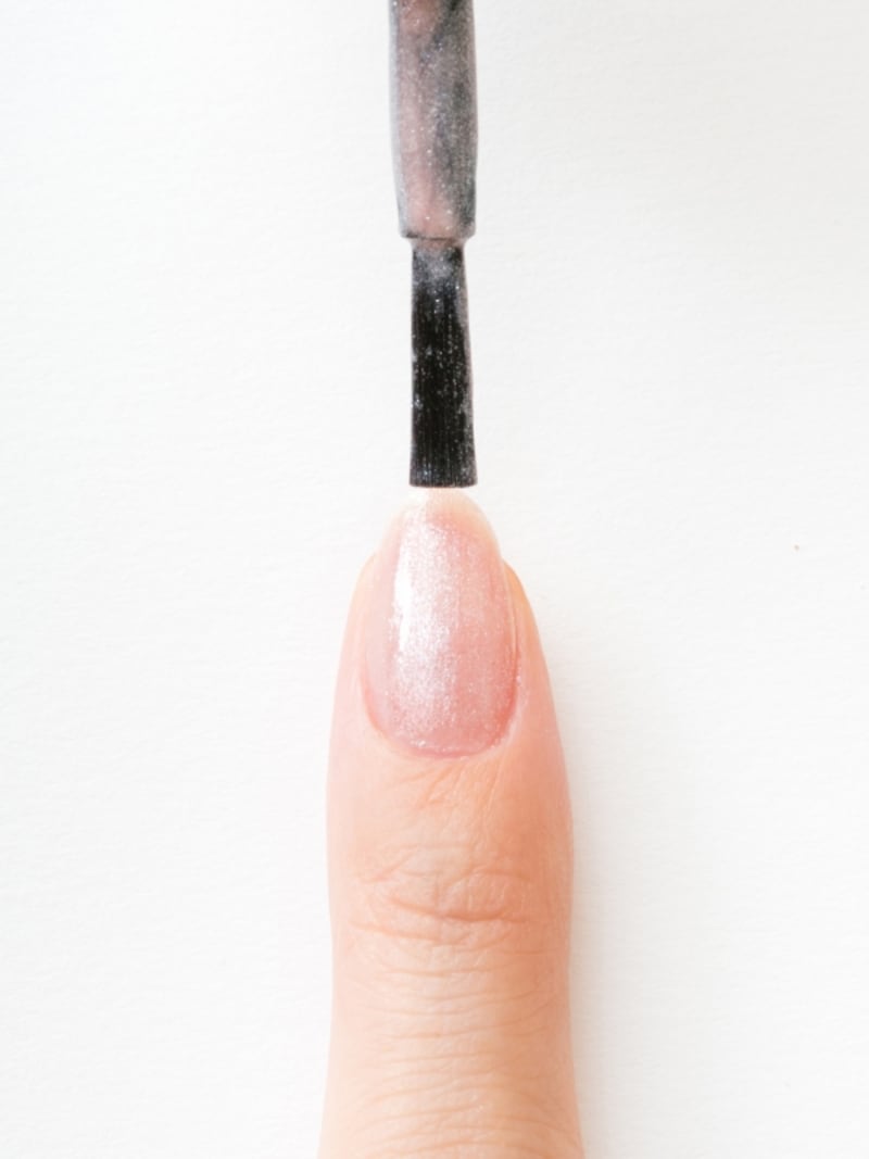 ベースのネイルカラーを塗る