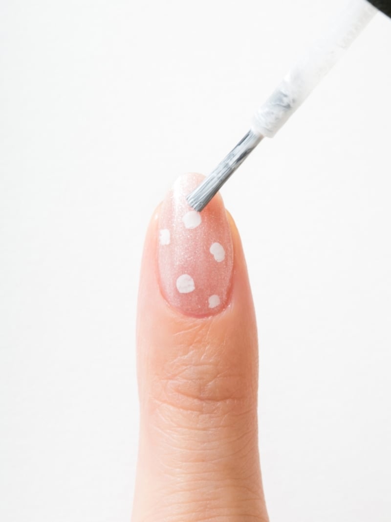 模様となる1色目のネイルカラーをのせる