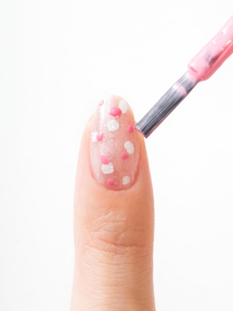 2色目のネイルカラーをのせる