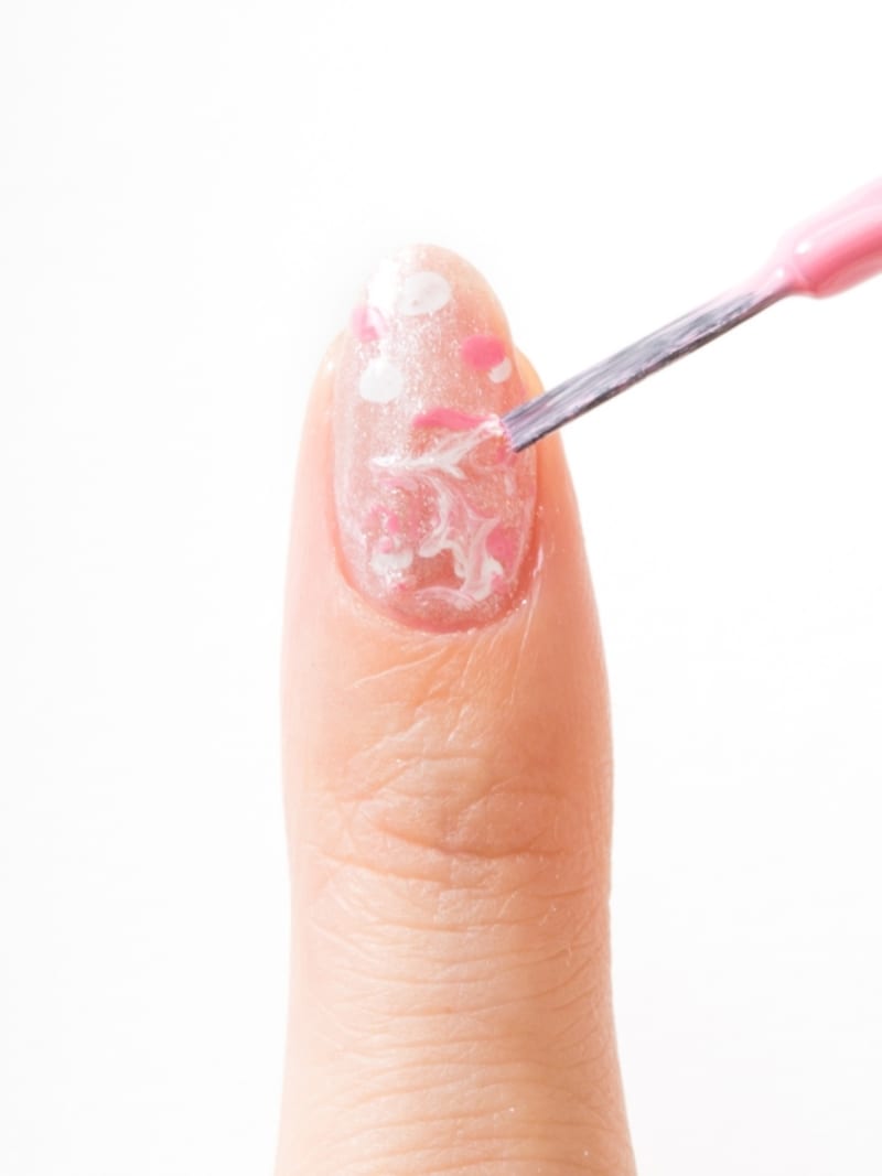 ネイルカラーを混ぜ合わせる