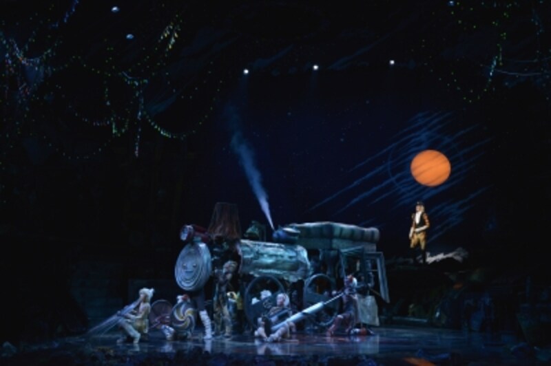 『キャッツ』撮影：荒井健undefinedみんなでゴミを拾い集め、汽車を創り上げて歌う「スキンブルシャンクス」