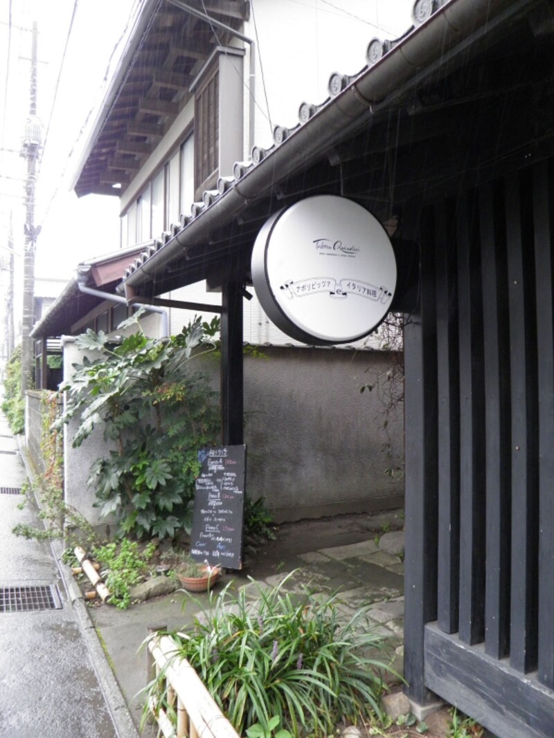 東慶寺門前に立つ黒板塀のシックな建物