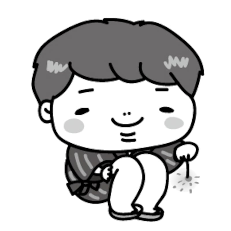 【モノクロ】甚平を着て、線香花火を楽しむ男の子です。