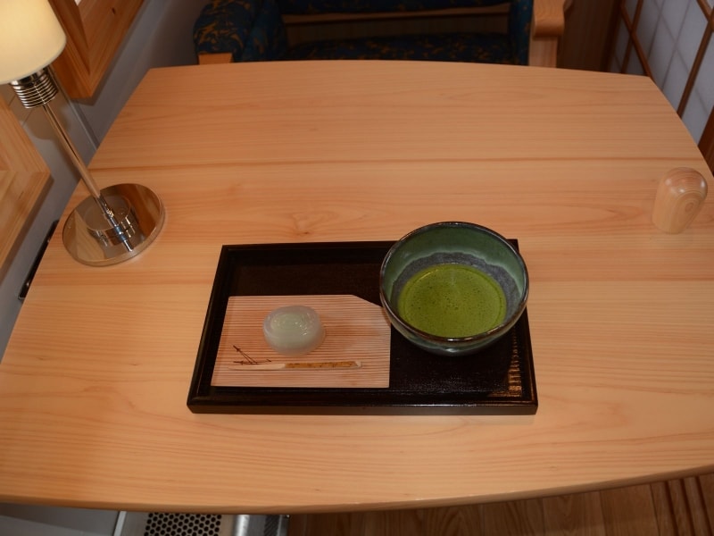 デザートは抹茶とお菓子