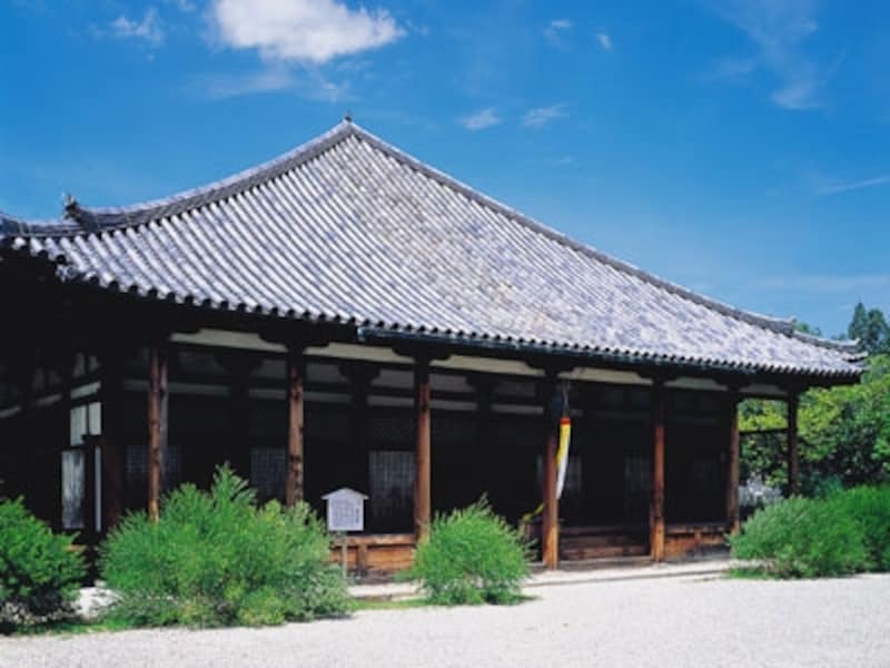 青空に浮かぶ元興寺のお堂。写真：矢野建彦