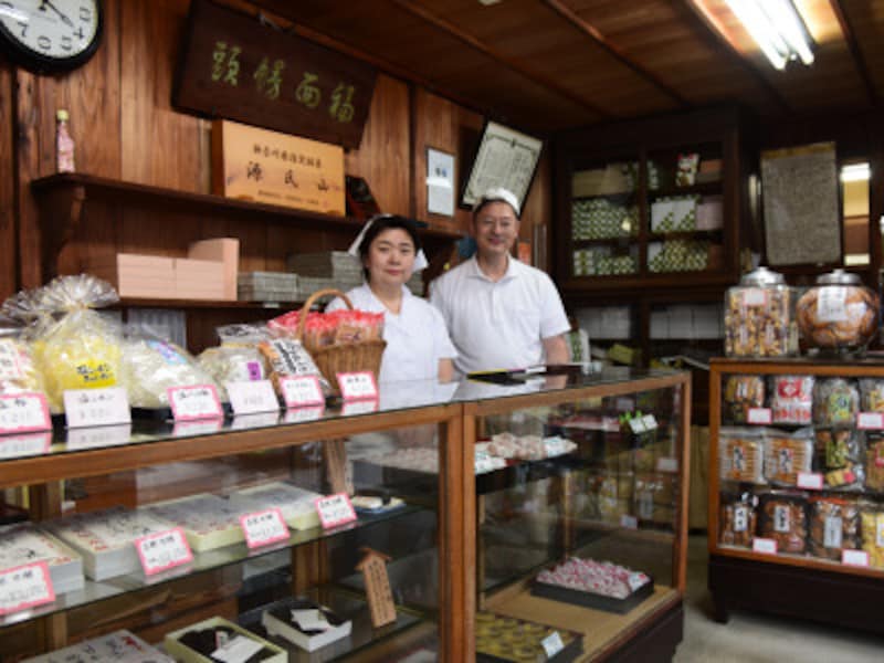 「力餅家」ご主人の安齊正好さん(右)と奥様