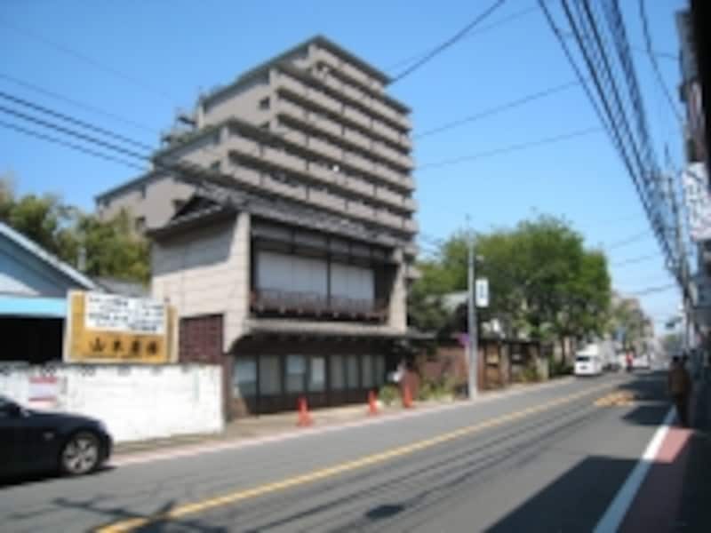 旧甲州街道沿いには古い一戸建てに混じって、中古マンションなども。交通量はそれほどなく、道がある分、日当たりの良い物件が多いようだ