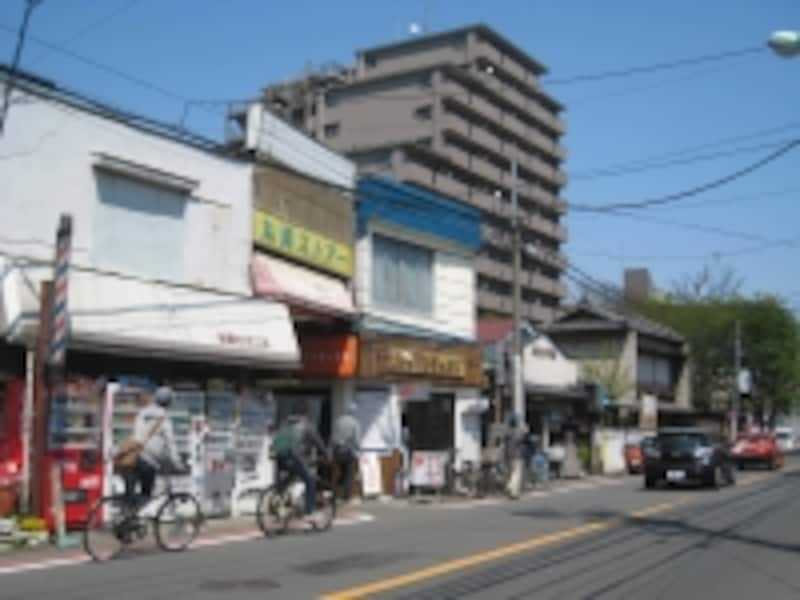 豆腐屋さん、肉屋さんに飲食店などが入る丸美ストアは、屋根のあるレトロな雰囲気の商店街