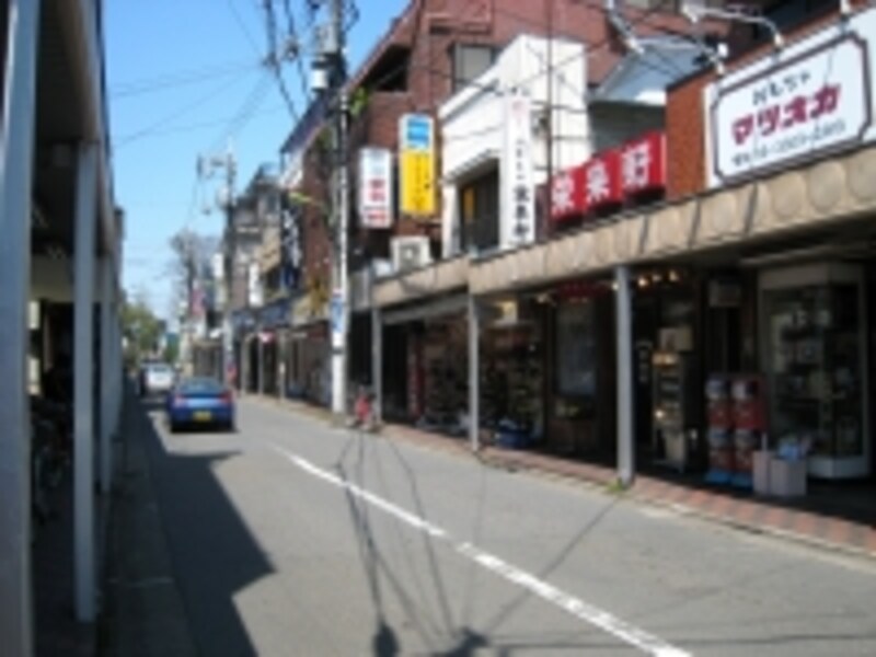 商店街は店そのものが小さいことに加え、千歳通りが狭いこともあって、全体にコンパクトに見える