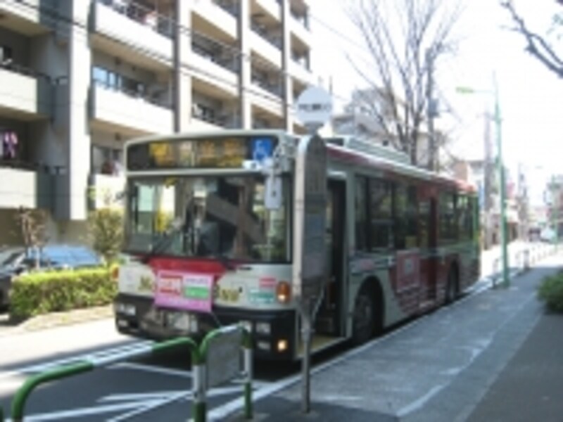 千歳通りを挟んで左側は杉並区、右側は世田谷区。バスは中央線荻窪行き