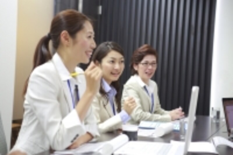 女性が活発に会議する様子