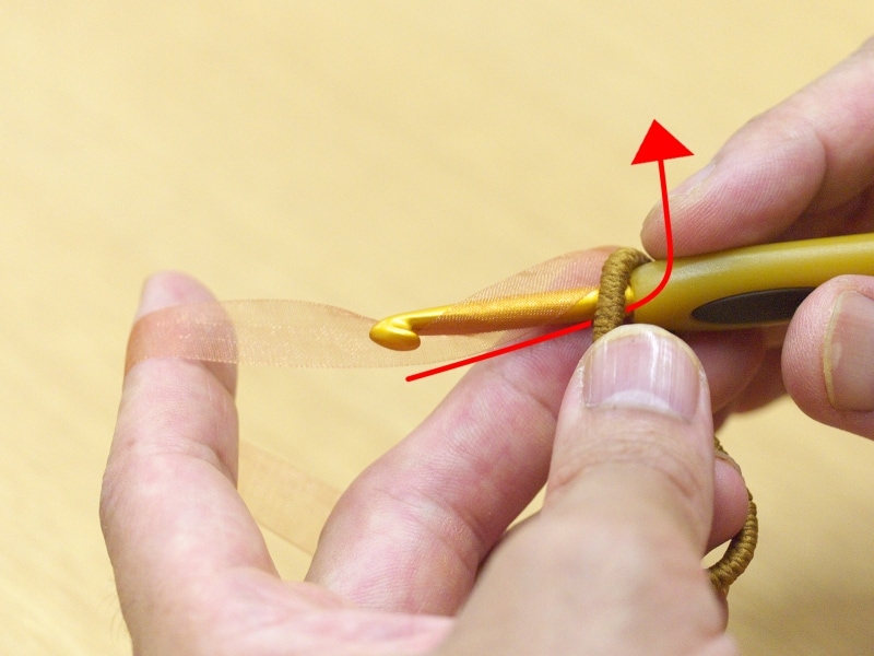 矢印のように引き抜く