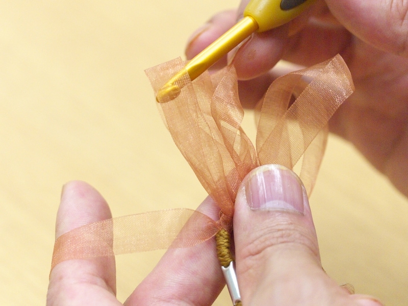 かぎ針を移動させる