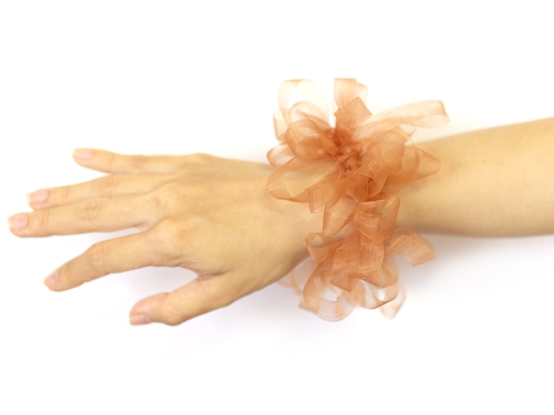 市販のヘアゴムにリボンを編み付けます