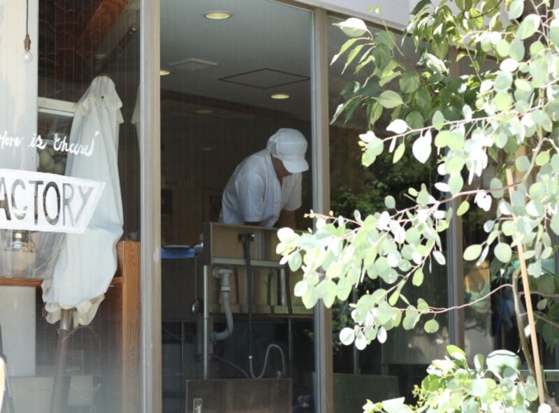 ガラス張りの店舗なので、チーズ作りは外からでもちょっと覗けます。