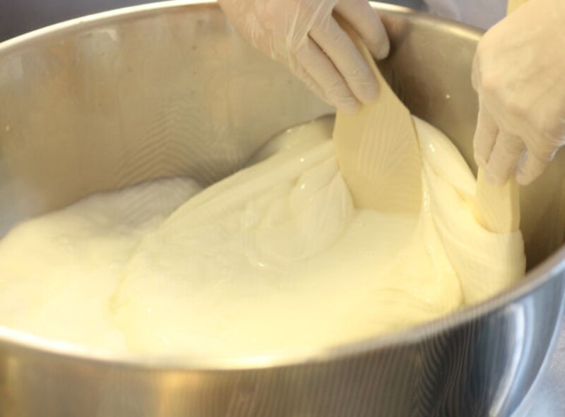 熱湯を加えて練ると、まとまってツヤツヤの生地になります。