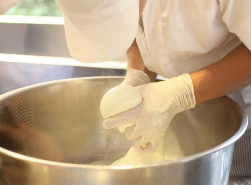 つやつやぷるんとしたモッツァレラの出来上がり!