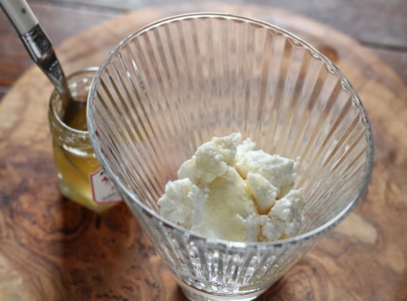 ふんわりとした甘みのあるリコッタは、蜂蜜をかけて食べるのがおすすめ