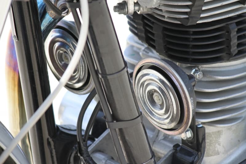 なんとクラクションのホーンがふたつも！