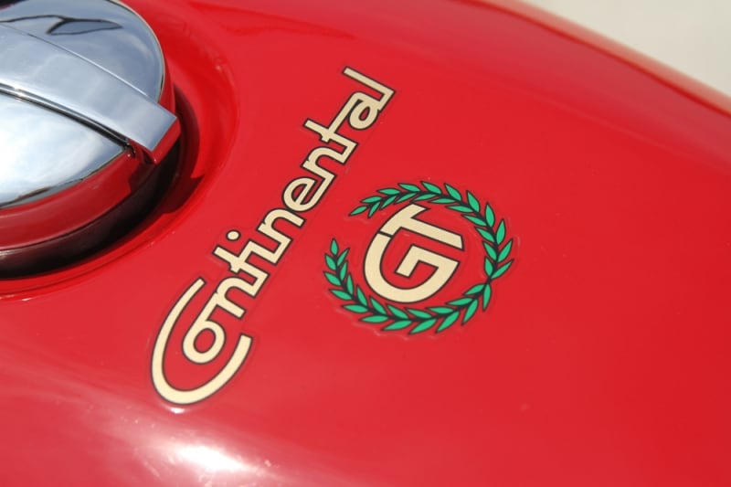 1965年にデビューしたモデルと同じエンブレム。