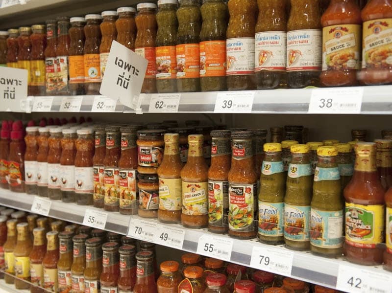 スーパーらしく調味料がずらり